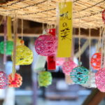 もうくぐりましたか？ 「茅の輪くぐり」　そして最近耳にする「夏詣」で風鈴が揺れていました。